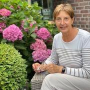 helderziende Lindes- Welkom Ik ben een ervaren Mental en spiritueel coach met een passie voor het begeleiden van mensen naar helderheid en balans. Met mijn invoelende aanpak help ik emotionele situaties beter te begrijpen en te verwerken. Daarnaast maak ik gebruik van de Le Normand kaarten om diepere inzichten te bieden en je te ondersteunen bij belangrijke keuzes. Samen werken we aan jouw groei, helderheid en innerlijke rust zodat je sterker en zelfzekerder in het leven staat. Bel me gerust op, je zult je zoveel beter voelen. Liefs Linde Helderzienden staan voor u klaar als u het even niet meer zitten of als u gewoon een luisterend oor zoekt. Onze professionele consulenten en helderzienden zijn op hun eigen bijzondere specialiteiten gescreend en getest. U kan bij ons terecht voor  spiritueel en betrouwbaar advies. 
